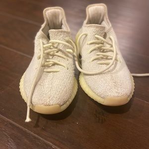 1 pair of Yeezy Boost 350 V2 US 6